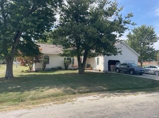 317 East St, Nokomis, IL 62075