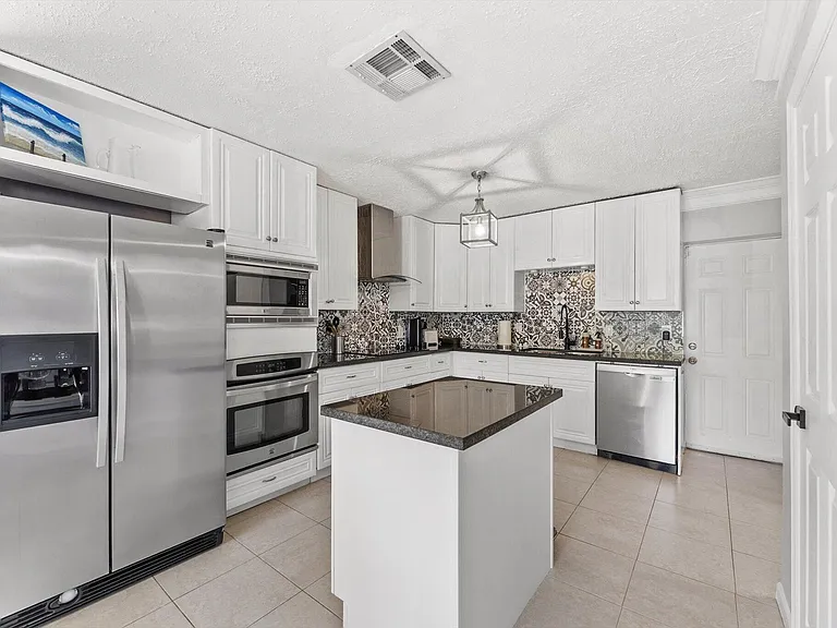 728 NE 9th Ave — Photo 12
