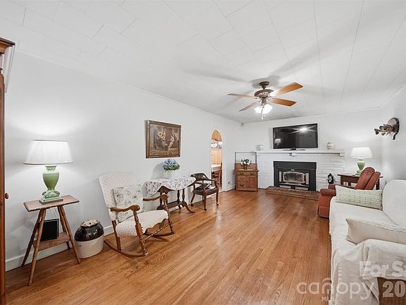 3rd image of 2089 Connelly Springs Rd