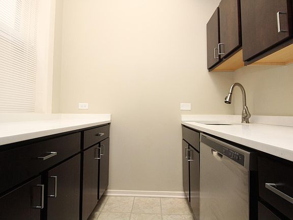 2nd image of 418 W Belden Ave APT 4W