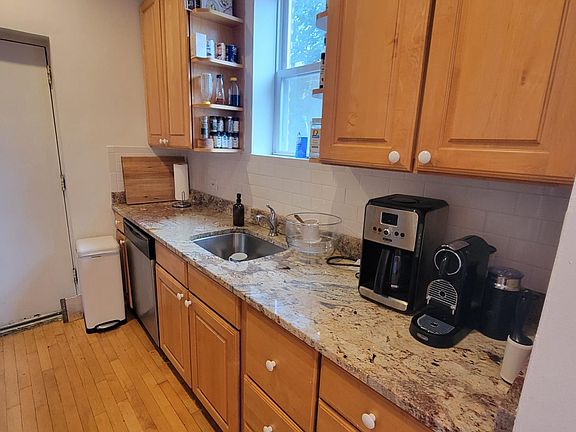 4th image of 613 W Arlington Pl APT 1