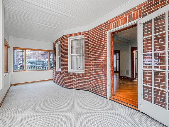 3rd image of 115 Oxford Pl