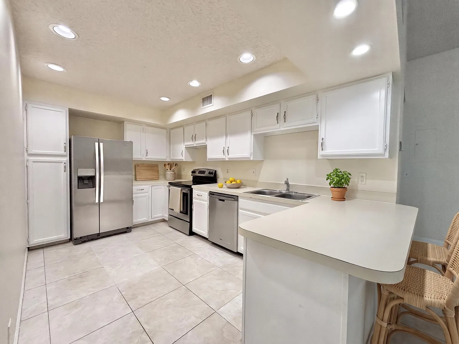 3 bed, 2.0 bath, 1178 sqft, $2,900 — Photo 2