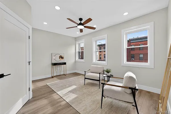 Living room, photo 1