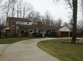 9345 Lakewood Dr, Grosse Ile, MI 48138