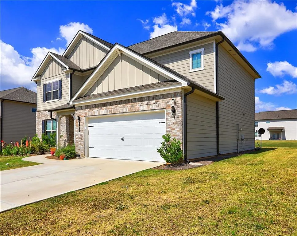 5 bed, 3.0 bath, 2837 sqft, $2,600 — Photo 2