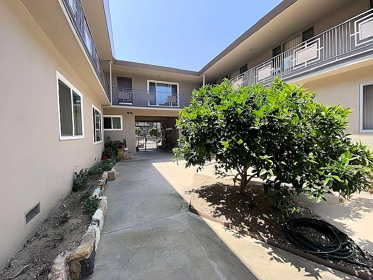228 S Mariposa Ave #17 — Photo 7