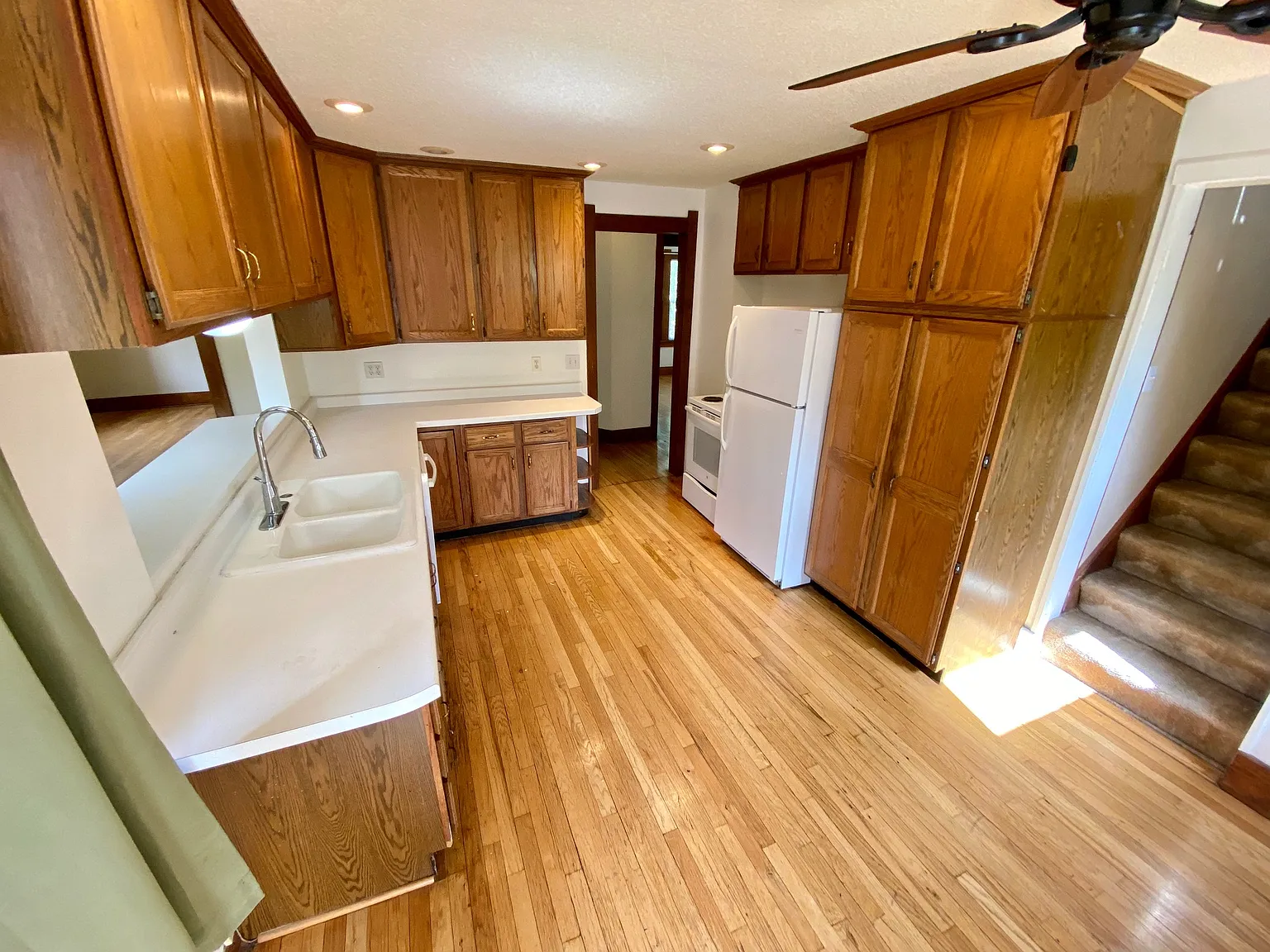 4 bed, $1,900 — Photo 1