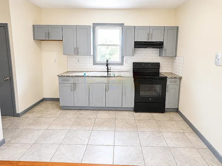 1st image of 99 Alexander St Floor 2