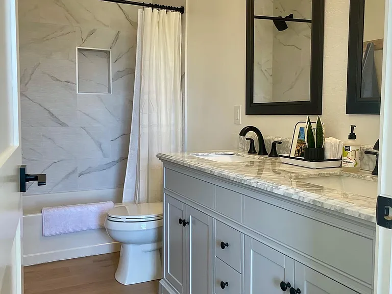 Guest bath with dual sink, tub/shower