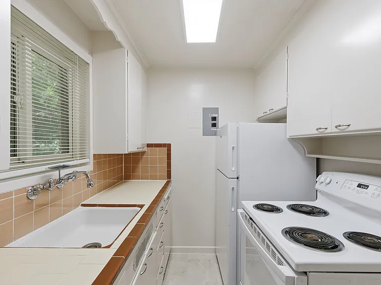 The Highland Arms Apartments — Photo 11