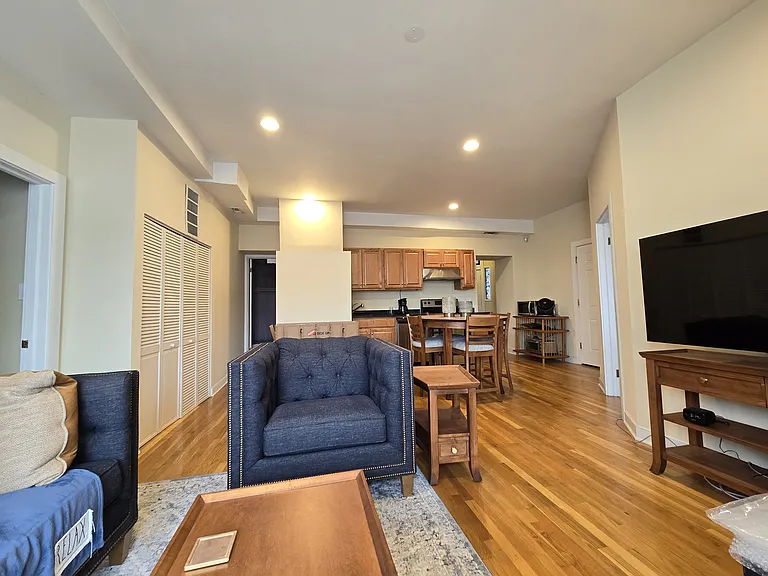 605 W Belmont Ave #203 — Photo 4