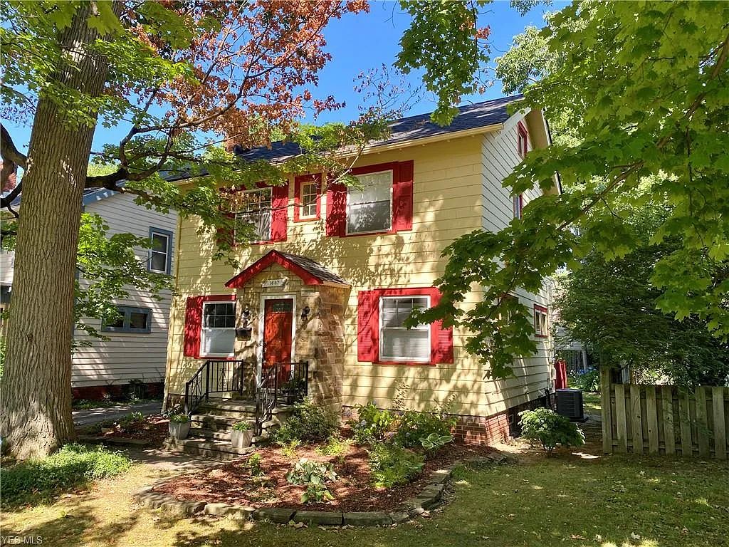 1687 Crest Rd photo 1