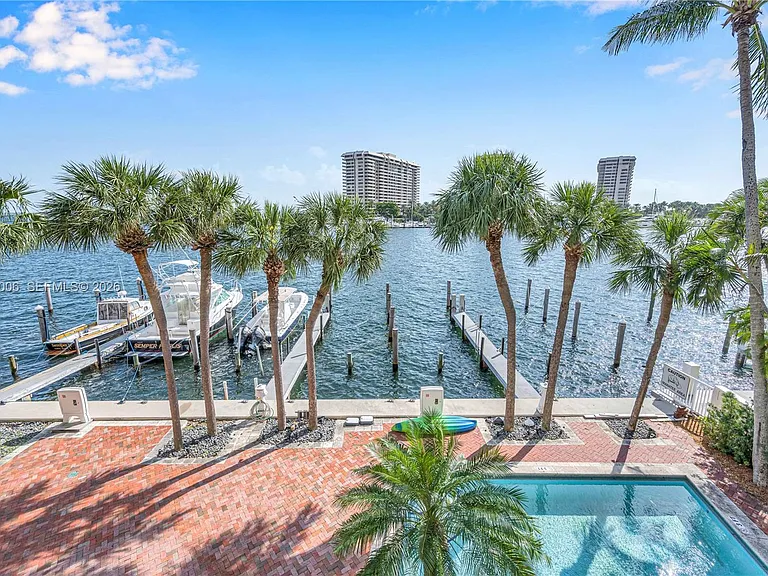 1700 S Bayshore Ln #3B — Photo 2