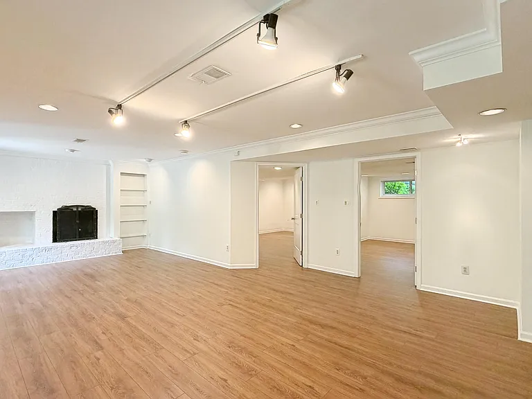 10611 Allenwood Ln — Photo 27