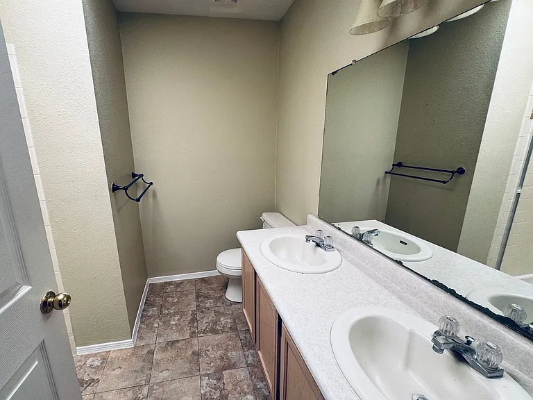 1928 Lee Loop NE — Photo 15