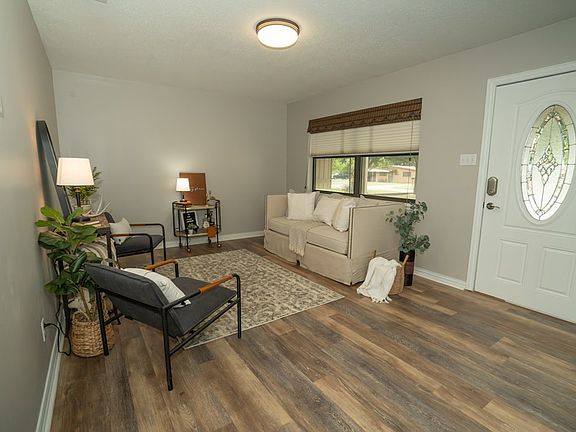 5th image of 111 River Oaks St