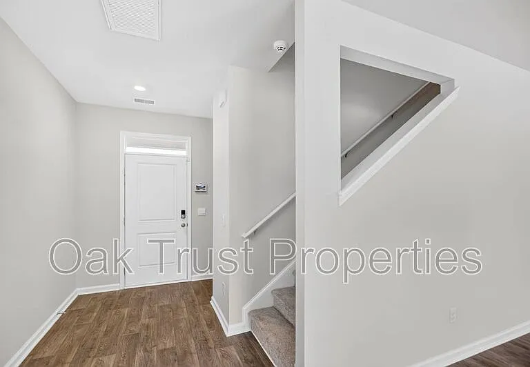 147 Cloverleaf St — Photo 2