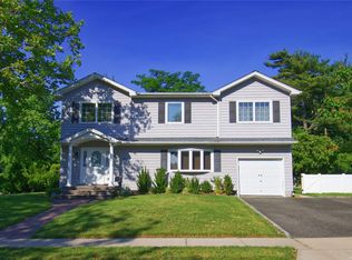 32 Lindbergh St, Garden City, NY 11530