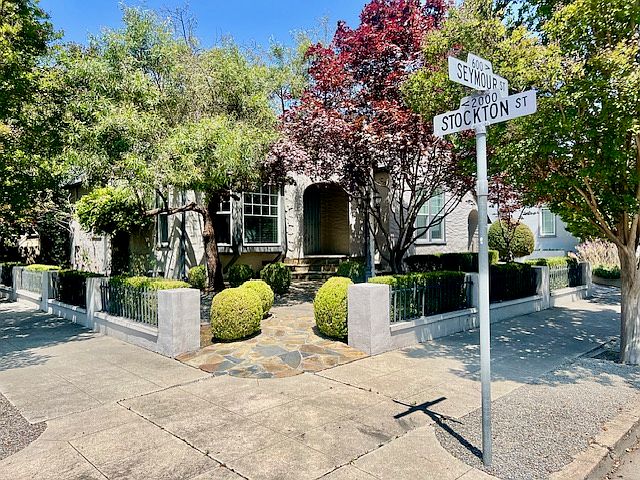 Charming home 2/1 with dining Nook
1 car garage. Corner of Seymour and Stockton close to downtown Napa,