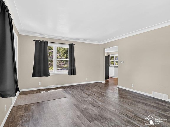 5th image of 82 E Chestnut St