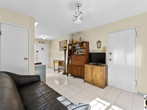 1665 156th St #1, Whitestone, NY 11357