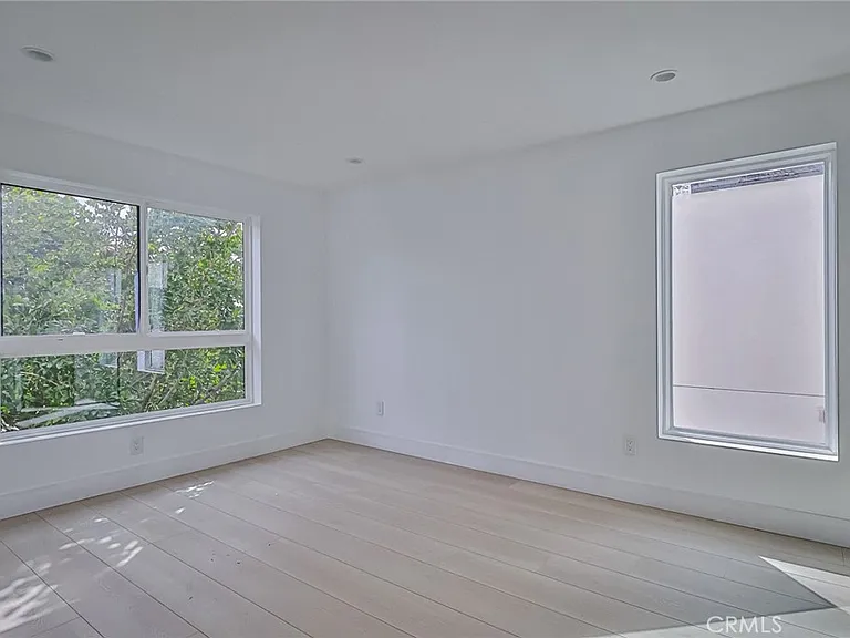 11810 Gilmore St — Photo 28