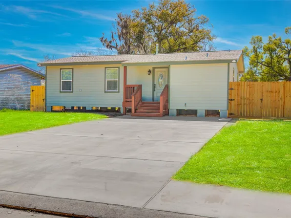 524 Magnolia St, Lake Jackson, TX 77566