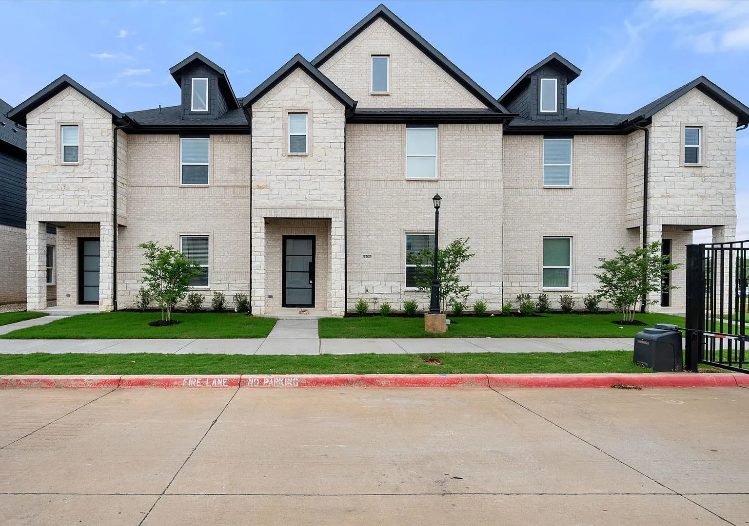 Luxury Arlington Townhome - Gated Community — Photo 2