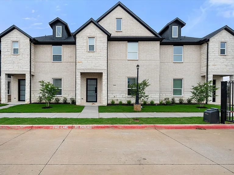 2360 Spring Park Blvd — Photo 2