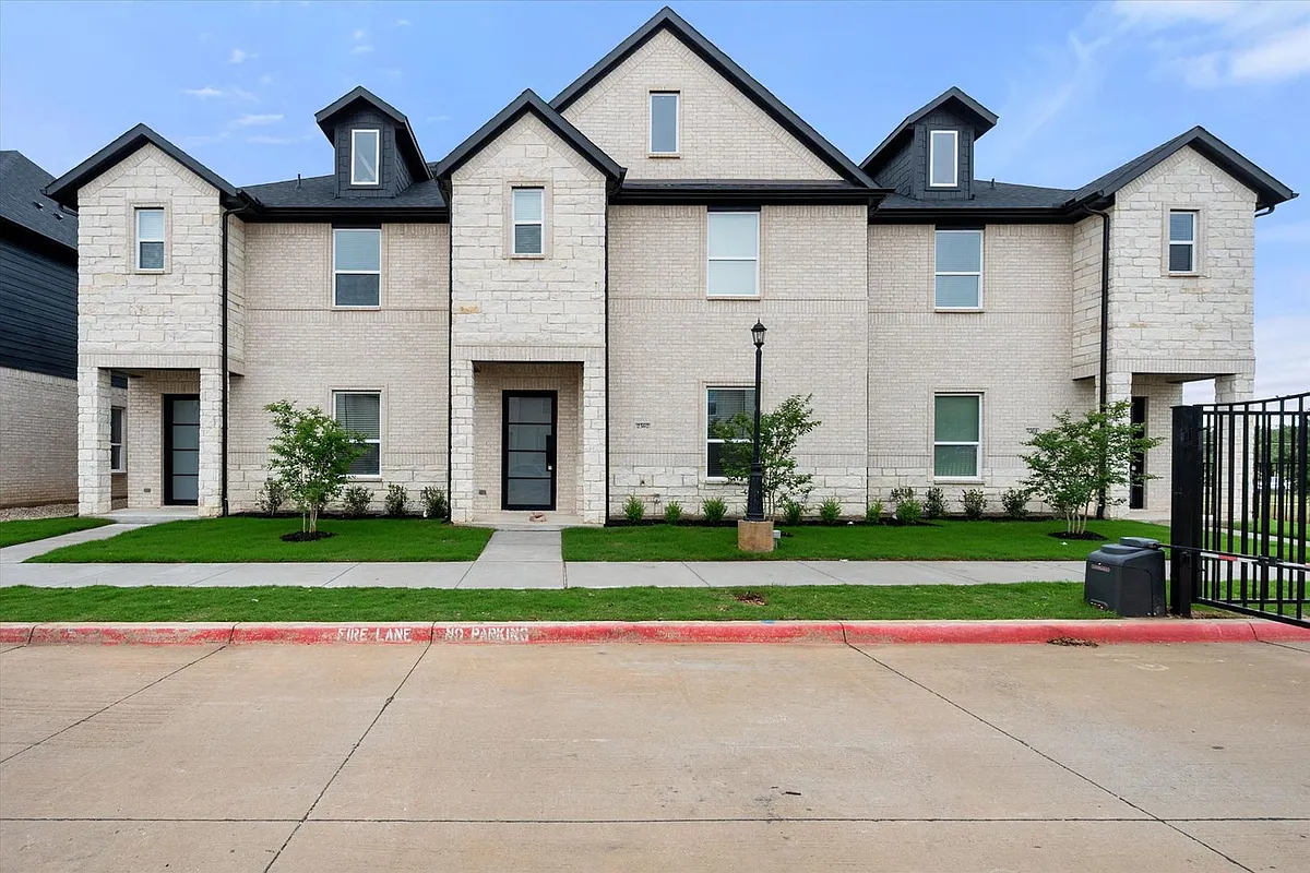 Building Photo - 2360 Park Dr