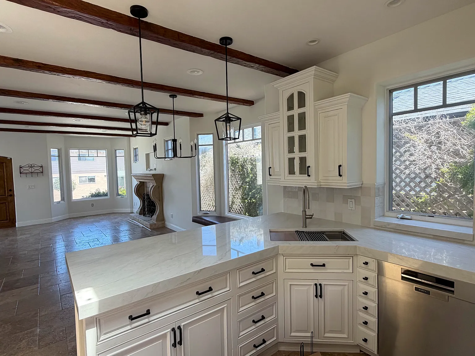 3 bed, 2800 sqft, $5,700 — Photo 2