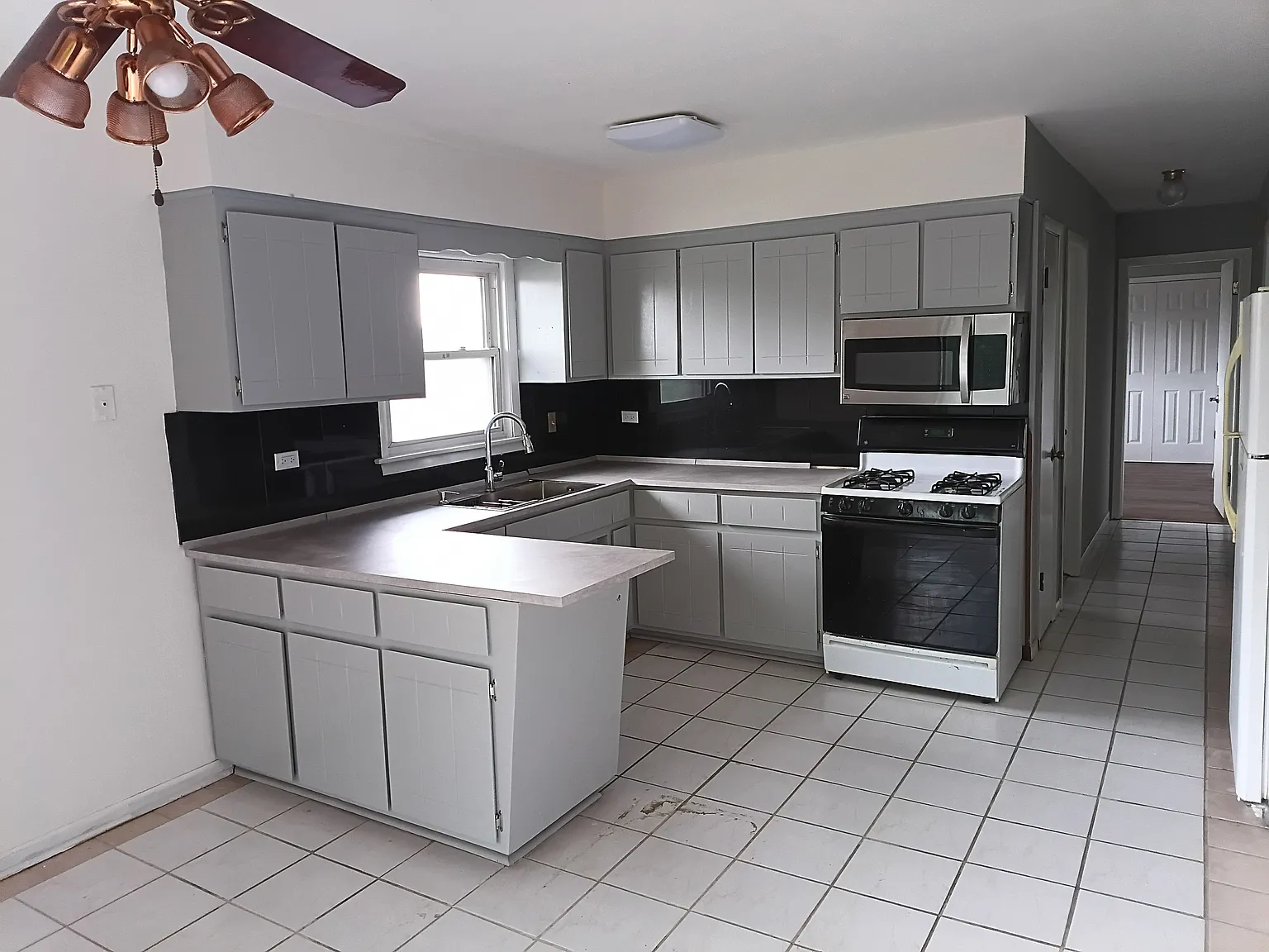 3 bed, 1000 sqft, $2,450 — Photo 2