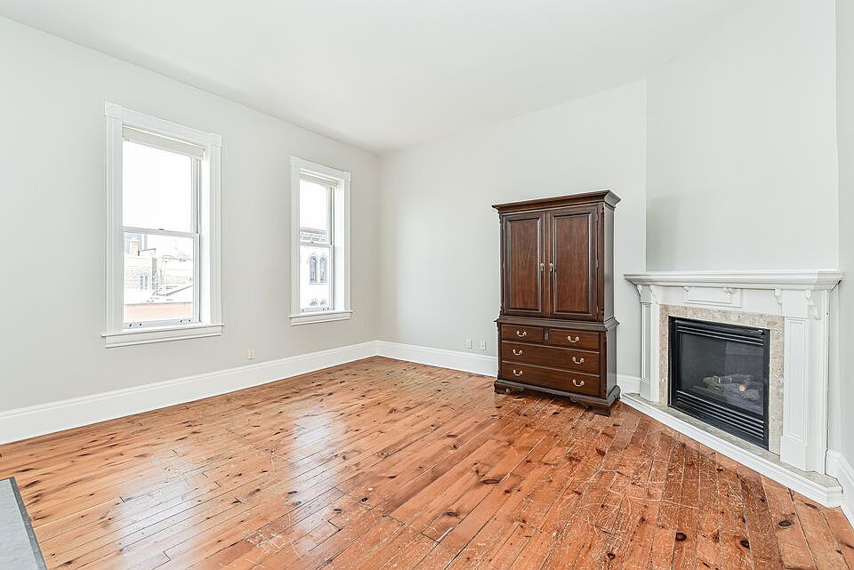 2nd image of 2 King St N