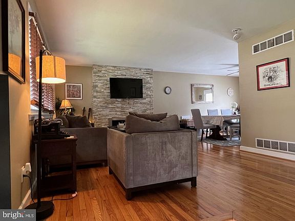 5th image of 16 Alcott Dr