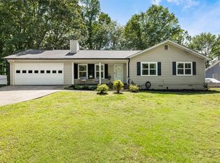 5627 Pinewood Dr, Flowery Branch, GA 30542