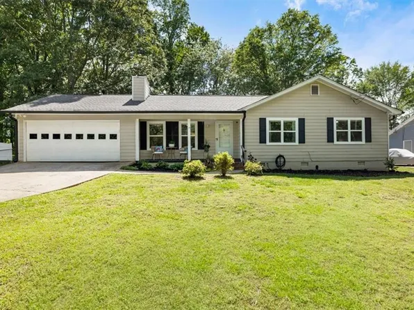 5627 Pinewood Dr, Flowery Branch, GA 30542