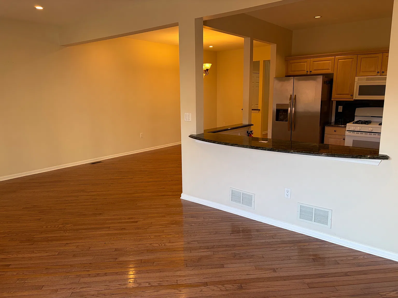 2 bed, 1960 sqft, $3,600 — Photo 4