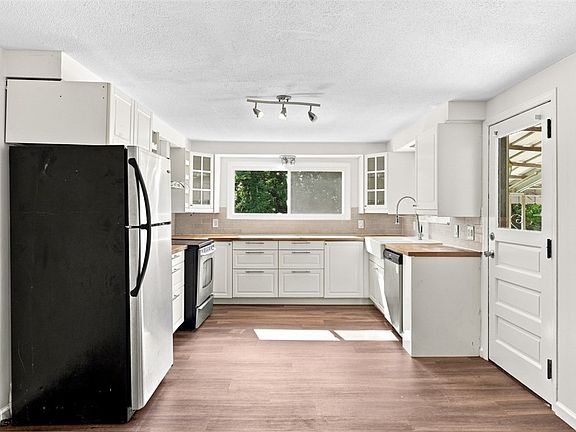 3rd image of 705 Greenlee Rd