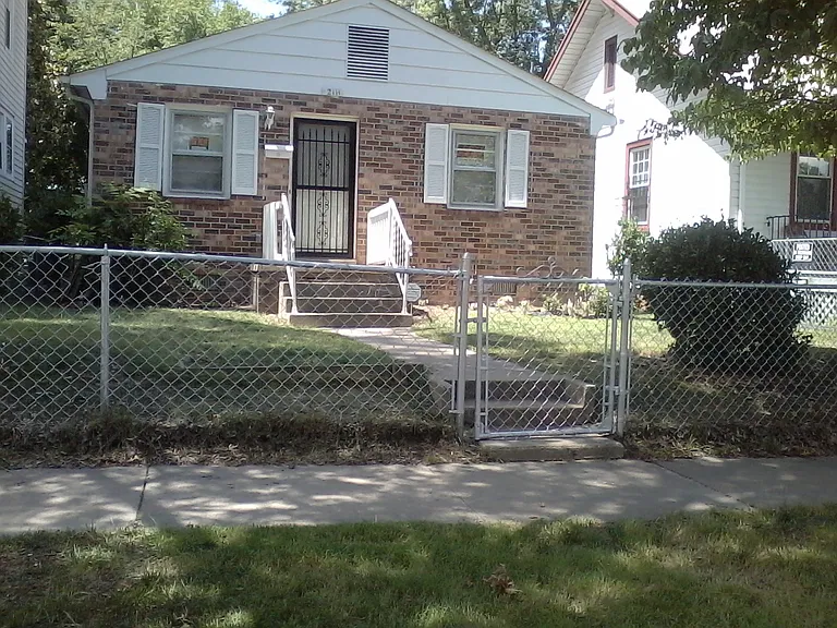 2111 Gordon Ave — Photo 1