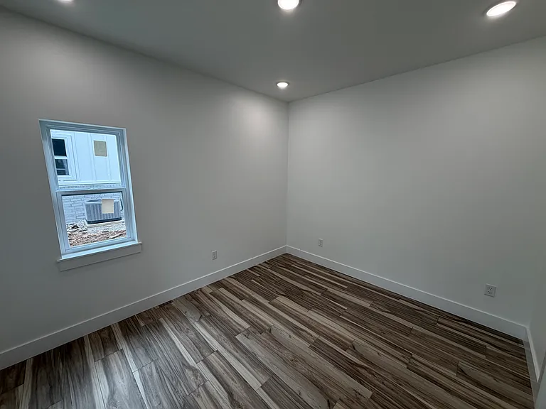 916 N Sang Ave — Photo 11