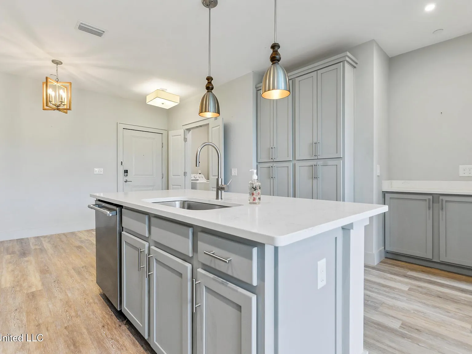 2 bed, 2.0 bath, 1095 sqft, $2,000 — Photo 1