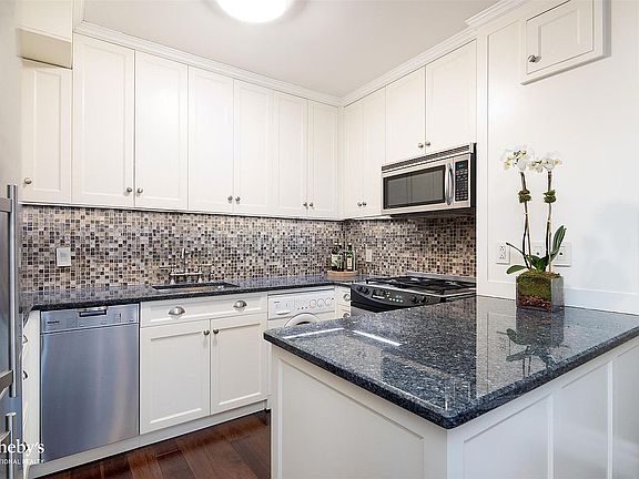 4th image of 301 E 78th St APT Ph18c