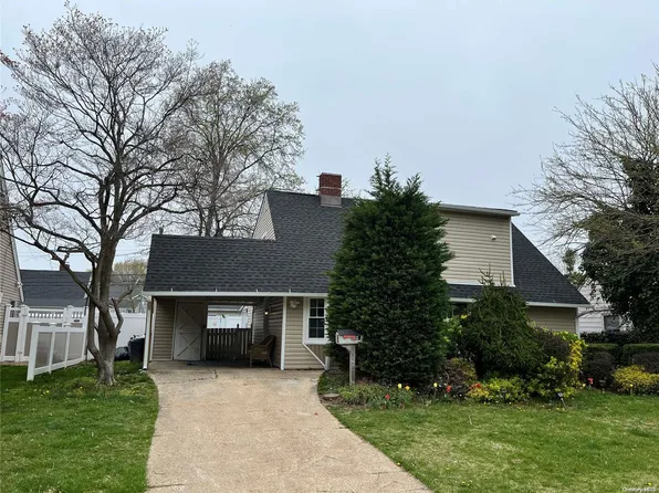 26 Patience Lane, Westbury, NY 11590