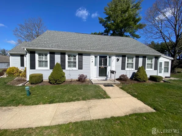 57 Fairfield Ln #A, Monroe Township, NJ 08831