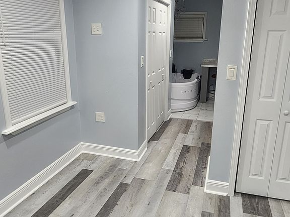 5th image of 18 E Chalmette Cir