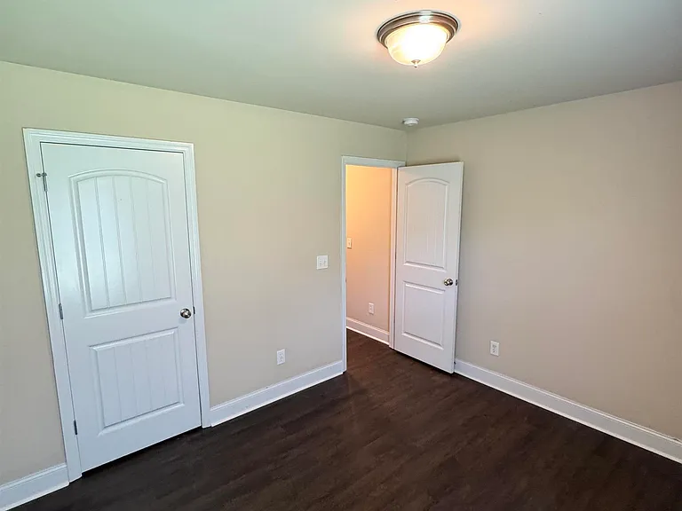 202 Ashbrook Cir — Photo 15