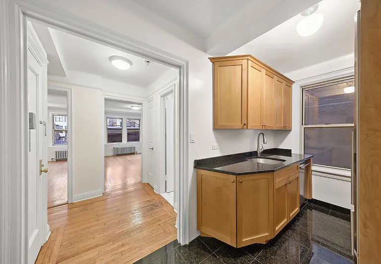 25 E 10th St #10F — Photo 7