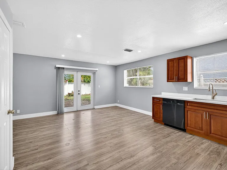 5424 SW 44th Ter — Photo 9