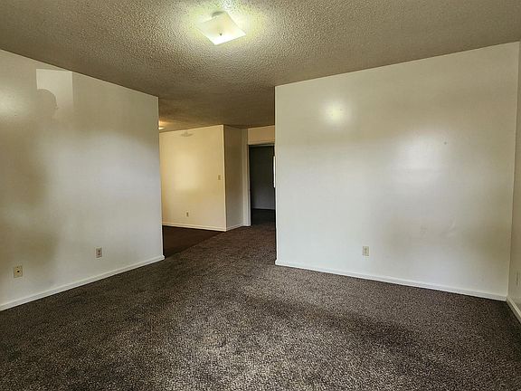 4th image of 2710 S Taft St